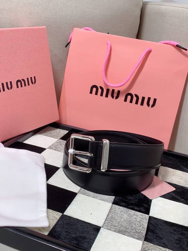 Miumiu 高端女士皮带 宽度3.5Cm 双面头层小牛皮材质，皮料柔软舒适 背面原版钢印logo。 精细的做工，搭配纯铜扣头 金色 银色