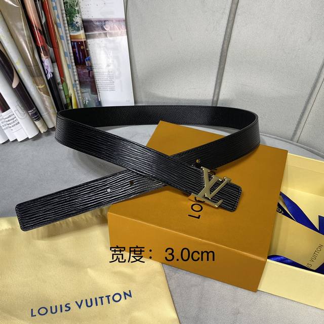 圖片包裝10 寬： 30Mm L0Uis Vuitt0N 女神必備款！專櫃編號 寬度30Mm 這款lv字樣女士腰帶以epi水波紋皮革製造.活活潑的亮色飾帶搭配以