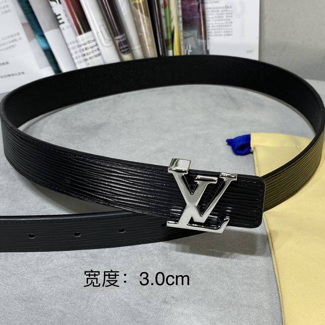 圖片包裝10 寬： 30Mm L0Uis Vuitt0N 女神必備款！專櫃編號 寬度30Mm 這款lv字樣女士腰帶以epi水波紋皮革製造.活活潑的亮色飾帶搭配以