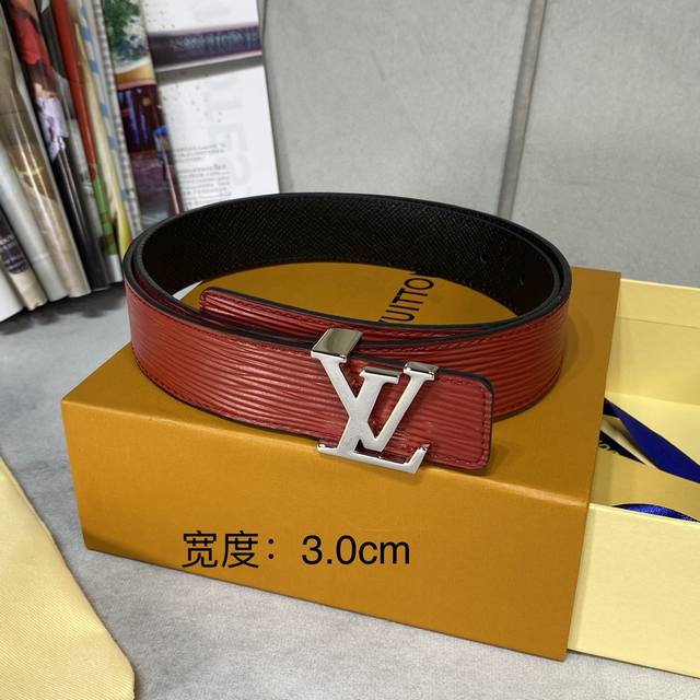 圖片包裝10 寬： 30Mm L0Uis Vuitt0N 女神必備款！專櫃編號 寬度30Mm 這款lv字樣女士腰帶以epi水波紋皮革製造.活活潑的亮色飾帶搭配以