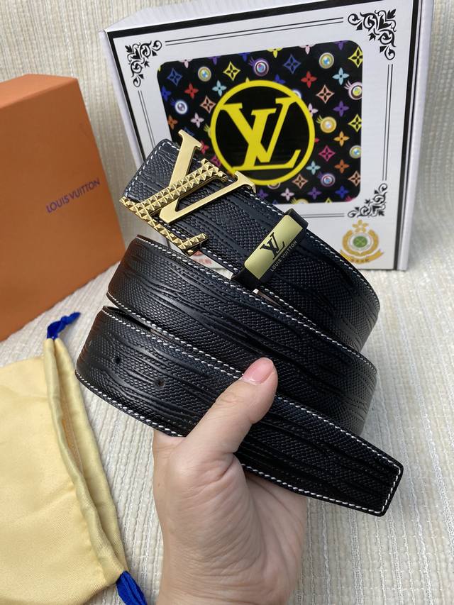 品名：Lv..路易..威登原单 材质：原单牛皮腰带 百分百头层牛皮腰带保证真皮，24K纯钢扣，专柜原单品质、做工精细，时尚大牌，送人自用首选 包装： 请认准如图