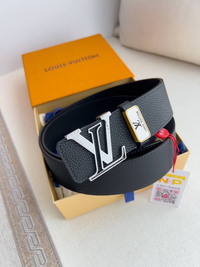 品名： Lv..路易..威登腰带皮带原单 型号：挂扣，经典纯钢材质挂扣，头层牛皮，图片实物拍摄 材料：头层牛皮，挂扣系列，纯钢材质扣头，钯镀电镀工艺永不掉色。原