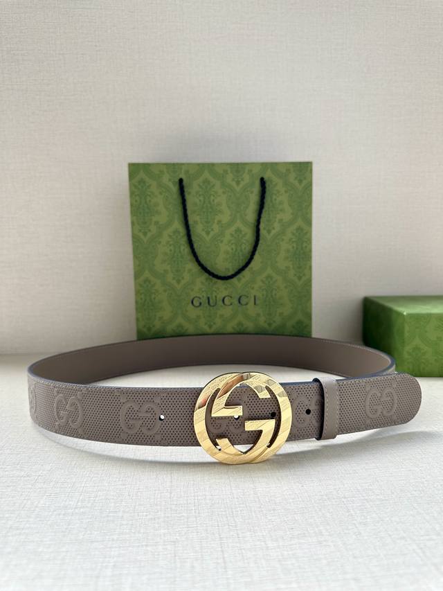 Gucci 宽度4.0Cm 这款单品将品牌的过去与未来贯通在一起，以现代风格的全新设计诠释了经典设计元素。Guccio Gucci字母交织图案巧妙融入纹理和材质