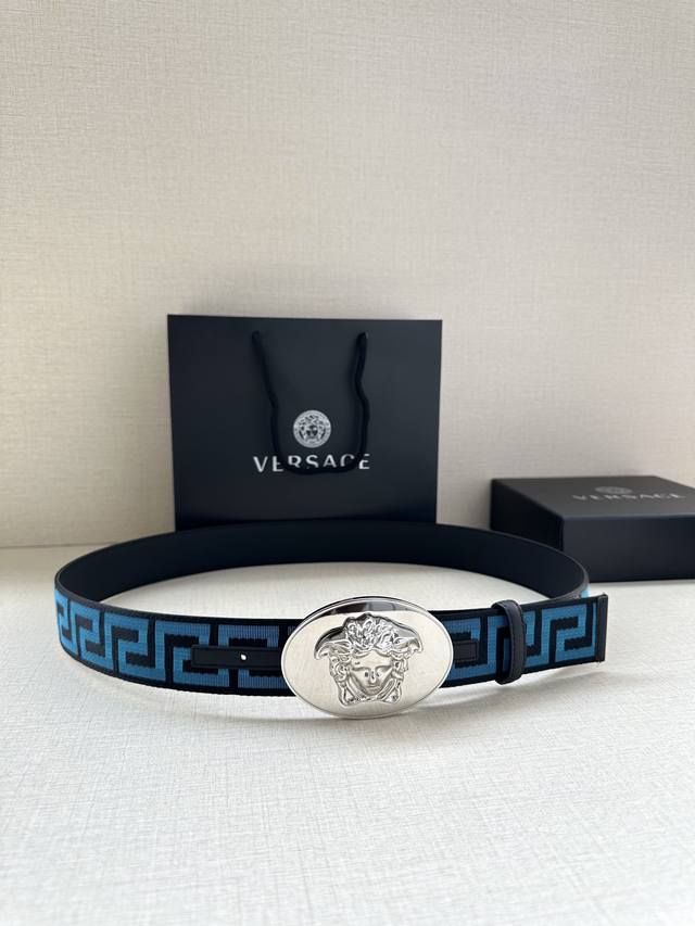 带宽3.8Cm Versace 范思哲 此款缎带腰带风格十分休闲，饰有标志性希腊回纹图案，可搭配休闲单品或高腰正装。 闭合式佩戴 希腊回纹图案 材质：100%聚