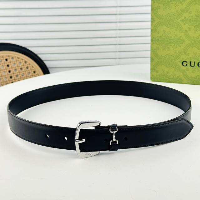 Gucci、马衔扣腰带，女士平纹，3Cm