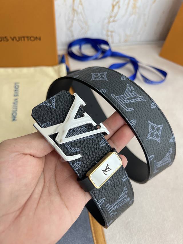 品名： Lv..路易..威登腰带皮带原单 型号：挂扣，经典纯钢材质挂扣，头层牛皮，实物拍摄 材料：头层牛皮，挂扣系列，纯钢材质扣头，钯镀电镀工艺永不掉色。原版头