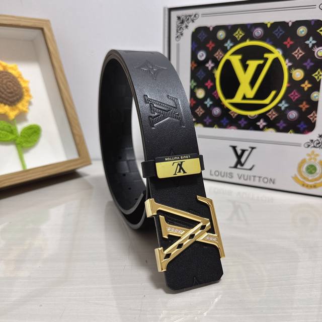 品名：Lv..路易..威登 材质：原单牛皮腰带 百分百头层牛皮腰带保证真皮，24K纯钢扣，专柜原单品质、做工精细，时尚大牌，送人自用首选 包装： 请认准如图专柜