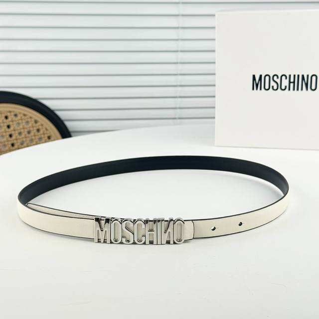 Moschino 百搭字母搭扣，双面头层平纹腰带 宽1.5Cm。奢华百搭上身效果巨好