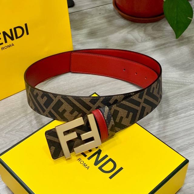 Fendi 芬迪 专柜同款 宽4.0Cm 双环正反用腰带 Ff按钉搭扣 大红色cuoio Romano皮革材质 反面面料带有烟草黄和黑色ff图案 四方满钻金属饰