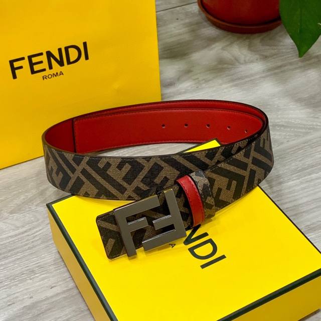 Fendi 芬迪 专柜同款 宽4.0Cm 双环正反用腰带 Ff按钉搭扣 大红色cuoio Romano皮革材质 反面面料带有烟草黄和黑色ff图案 四方满钻金属饰