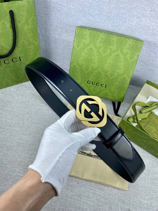 宽度4.0Cm Gucci 互扣式双g带原单钢扣，源自品牌现代风格典藏设计，对品牌的精巧致敬，于1950年代由gucci引入，诠释出其精致的马术风格。