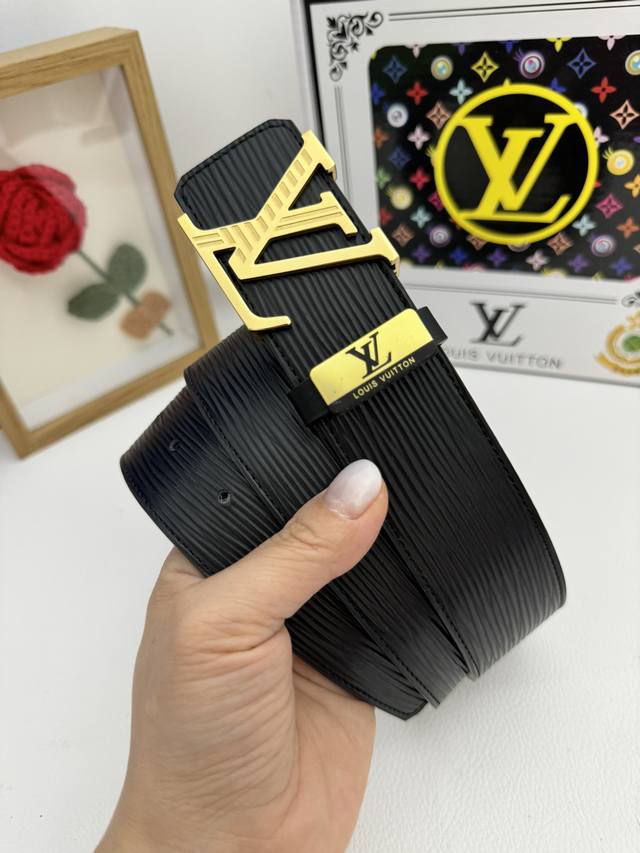 品名：Lv..路易..威登原单 材质：原单牛皮腰带 百分百头层牛皮腰带保证真皮，24K纯钢扣，专柜原单品质、做工精细，时尚大牌，送人自用首选 包装： 请认准如图