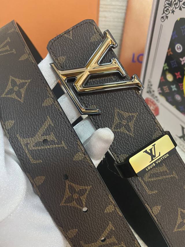 品名：Lv..路易..威登原单 材质：原单牛皮腰带 百分百头层牛皮腰带保证真皮，24K纯钢扣，专柜原单品质、做工精细，时尚大牌，送人自用首选 包装： 请认准如图