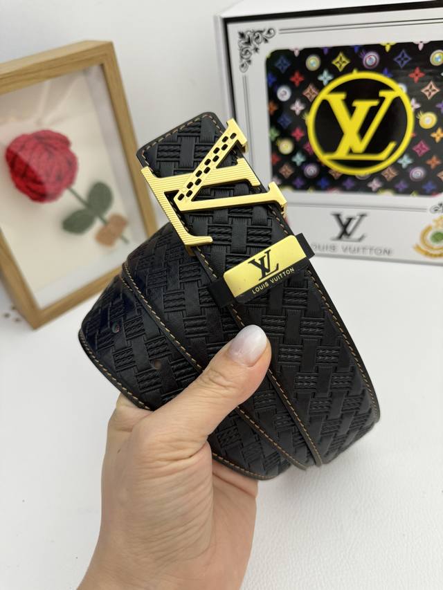 品名：Lv..路易..威登原单 材质：原单牛皮腰带 百分百头层牛皮腰带保证真皮，24K纯钢扣，专柜原单品质、做工精细，时尚大牌，送人自用首选 包装： 请认准如图