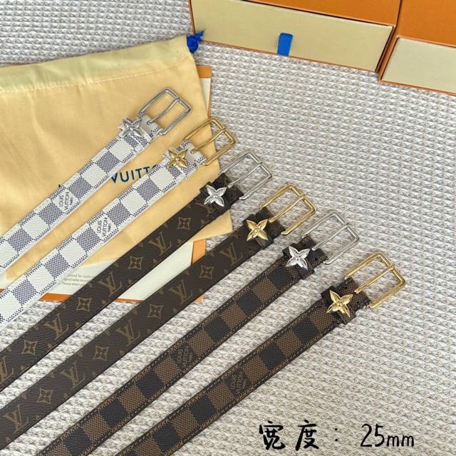 圖片包裝10 寬：25Mm 驢家新品 Ss23特別限定女士腰帶 皮帶採用雙面設計 帶身帆布面襯托原廠磨砂樹高底 嶄新的針搭扣雕刻有花卉圖案 質感超好 上身效果完