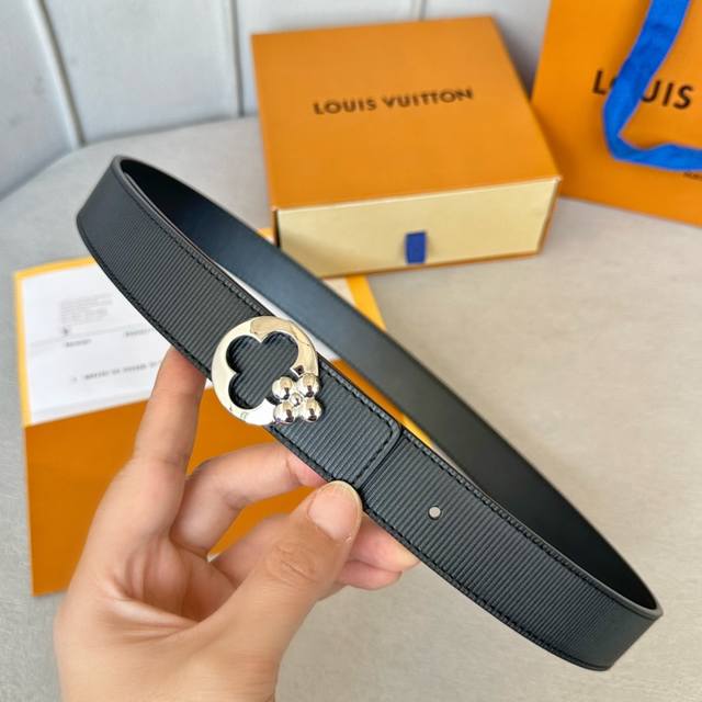 圖片包裝10 寬度：30Mm Lv S-Lock系列 宽度3Cm 精致的字母搭扣 搭配品牌專用小牛皮压横纹标识 双面用