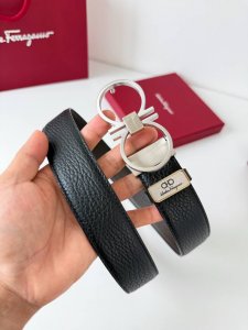 品名：菲拉格慕.Ferrgamo腰带 皮带 原单 型号：挂扣，纯铜材质经典挂扣，实物拍摄，头层牛皮 材料：百分百头层牛皮，保证真皮。纯铜材质，真空电镀永不掉色，