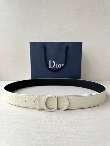 宽度3.5Cm Dior 这款腰带扣采用米白哑光涂漆饰面不锈钢精心制作，展示Cd Icon 标志。可与各式35毫米腰带搭配，提升格调，打造优雅精致的造型。