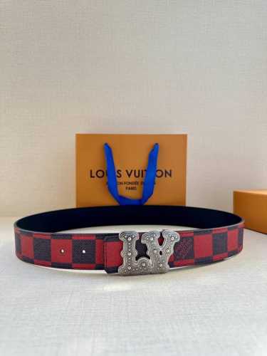 本款4.0宽 Lv Initiales 双面腰带出自 春夏男装秀场，为 Damier Po 帆布浸染潮流新色，翻转可见光滑素雅牛皮革。Lv 字母搭扣与崭新 Lo