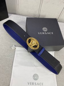 宽度：4.0Cm 范思哲 两面荔枝纹腰带饰有标志性的Versace美杜莎头像扣，彰显品牌格调。是一款精美的衣橱必备单品。