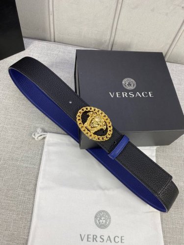 宽度：4.0Cm 范思哲 两面荔枝纹腰带饰有标志性的Versace美杜莎头像扣，彰显品牌格调。是一款精美的衣橱必备单品。