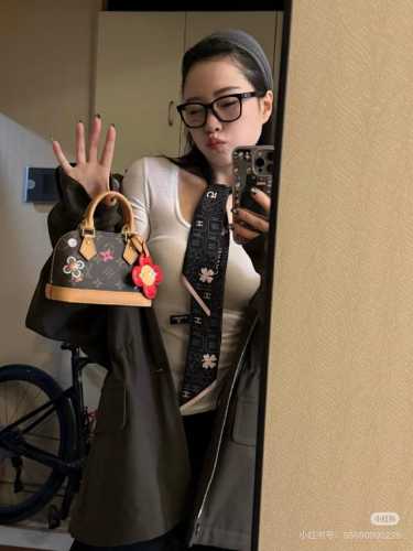 香奈儿 Twilly小丝巾 束发带规格：120X6Cm 100%真丝 Chanel 名副其实的小可爱，人手三条闭眼收，我都不拦着 N久都没有见过这么好看的Twi