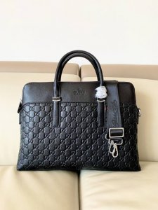 古琦2832#男士上品，公文包手提斜挎包热销爆款，请认准皮质和细节，高端大气上档次原版质量荔枝纹原版牛皮 和高档进口五金，皮质，柔软，手感超好 高档、大气、超有