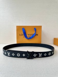 3.0宽Lv 双面荔枝腰带以新颖视角解读路易威登经典元素 Monogram Empreinte 压纹皮革含蓄流露品牌气息 翻转即现 Monogram 压花一面