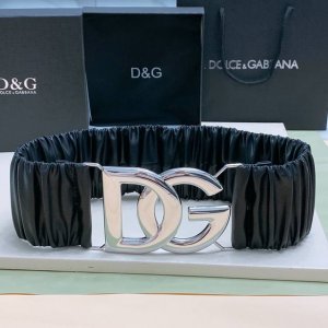 Dg 徽标卷褶牛皮弹力腰带，整体包裹软质卷褶牛皮覆层，风格干练摩登，浅金色、银色 电镀金属 Dg 徽标搭扣 8Cm 尺寸S M L Xl