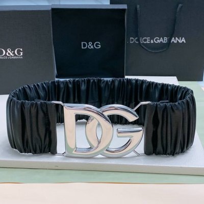 Dg 徽标卷褶牛皮弹力腰带，整体包裹软质卷褶牛皮覆层，风格干练摩登，浅金色、银色 电镀金属 Dg 徽标搭扣 8Cm 尺寸S M L Xl