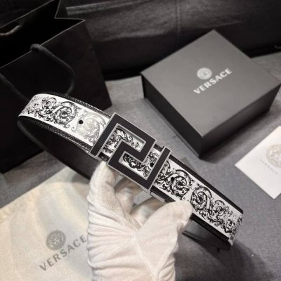 范思哲，宽4.0Cm，原单精品，3D美杜莎腰带扣-Barocco印花-材质，头层牛皮，此款光滑的Saffiano皮革腰带饰有Barocco印花。配有带3D美杜莎