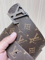特 4.0Mm当季新款 一面一面帆布印格，一面小牛压花，搭配精品扣头做工精细，质量保证。