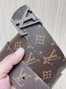 特 4.0Mm当季新款 一面一面帆布印格，一面小牛压花，搭配精品扣头做工精细，质量保证。