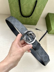 特 宽度3.8Cm Gg Marmont系列每一季都会推陈出新，为灵感源于70年代的标志性双G搭扣注入现代精髓。这款黑色 米色和乌木色Gg Supreme帆布腰