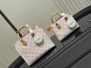配折叠盒飞机盒 Size：34Cm 25Cm Lv Onthego牛仔购物袋 好优雅 我永远爱单宁！谁能拒绝Lv的牛仔款式啊 搜索 Lv Onthego购物袋