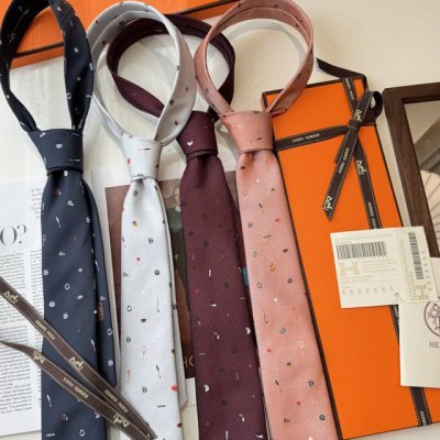 特 爱马仕奥运主题 男士新款领带系列，稀有H家每年都有一千条不同印花的领带面世，从最初的多以几何图案表现骑术活动为主，到如今的款式则丰富得多，以活泼的动物或日常