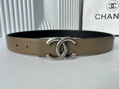 Chanel香奈儿 双面小牛皮腰带双面可用，拥有经典双C挂扣设计，简约而时尚，适合各种场合佩戴。3.0Cm