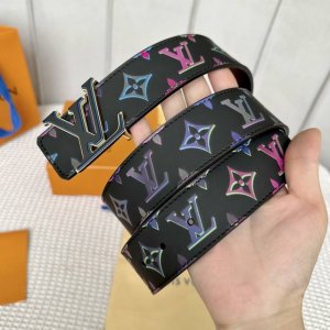 寬度：40Mm Lv Pyrmide Truck L Oeii雙面腰帶 進口面料飾有彩色圖案 襯托進口小牛皮底 全新雙層七彩搭扣 締造獨特造型 雙面用