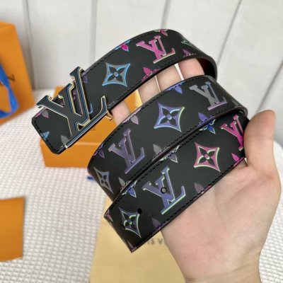 寬度：40Mm Lv Pyrmide Truck L Oeii雙面腰帶 進口面料飾有彩色圖案 襯托進口小牛皮底 全新雙層七彩搭扣 締造獨特造型 雙面用