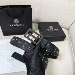 特 范思哲 宽4.0Cm 新款 光滑的皮带 饰有圆形铆钉以及Medusa装饰 配有立体Medusa搭扣 Medusa搭扣 Medusa金属饰件 铆钉缀饰