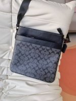 原版 美国代购Coach蔻驰宽肩带斜跨单肩男士包 ，头层牛皮杜绝一切Pu超千，休闲简约设计，适合年轻时尚的你，配全套包装，尺寸26281Cm