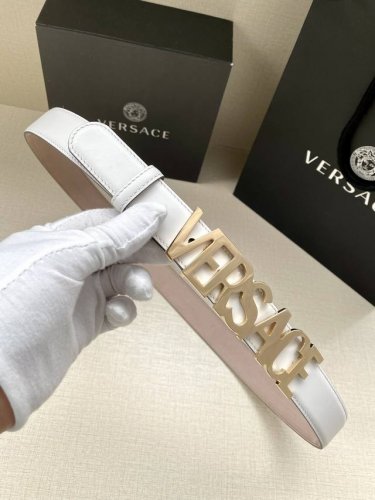 宽度3.0Cm Vrsace 此款腰带采用柔软皮革制成，饰有logo搭扣，并采用衣领铆钉固定，造型经典。