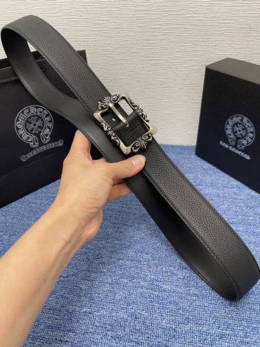 克罗心新款针扣系列腰带，采用小牛皮材质，完美搭配手工车线，经典百搭，时尚大方。