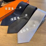领带新款出货啦爱马仕男士新款领带系列，让男士可以充分展示自己个性。100%顶级斜纹真丝手工定制