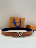 lv 3.4宽 Attract 双面腰带拥有微弧形边缘和摩登形状末端，再为金属 Lv 搭扣融入螺旋结构。经典色彩和不同纹理呈现两式风尚，实现多种造型可能。