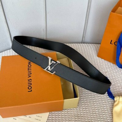 Lv S-Lock系列 宽度3.5Cm 精致的字母搭扣 搭配品牌專用小牛皮压横纹标识 双面用