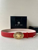 宽度：4.0Cm 范思哲 此款椭圆五金配件、腰带饰有标志性的Versace美杜莎头像扣，彰显品牌格调。是一款精美的衣橱必备单品。
