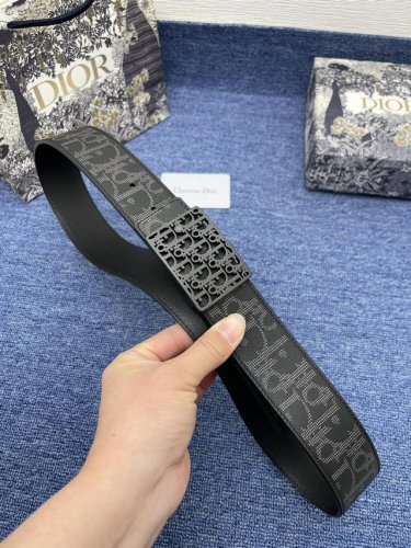 迪奥550 3.5Cm 这款 30 Montaigne Avenue 腰带从同名手袋汲取灵感，采用黑色光滑 牛皮革精心制作，质感柔软，设计优雅，饰以富有光泽的新