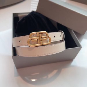 Balenciaga 名款平纹腰带！！腰带头是纯铜，表面是鎏金的工艺，不会是闪烁的金光，应该说是雅致的纯铜扣扣头，入手单品推荐2.0Cm