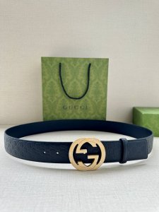 带宽3.8Cm Gucci 互扣式双g原单纹理钢扣腰带，采用热压印技术的gucci Signature皮革精制而成，触感厚实，印花图案清晰分明。